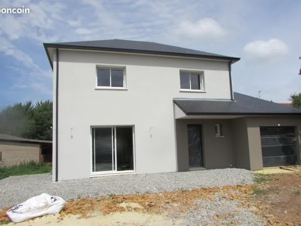 Maison étage droit de trois chambres avec garage
