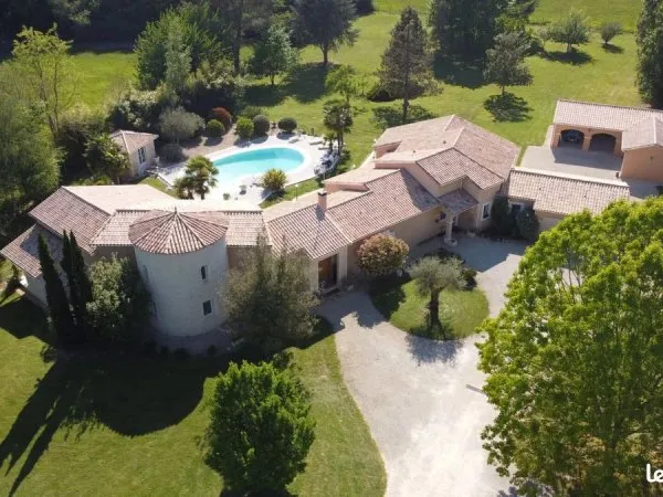 Propriété 8 pièces 313 m²