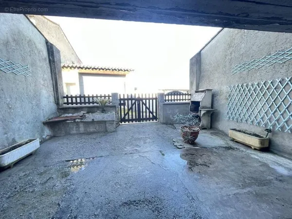 Maison de village avec belle terrasse et grand garage