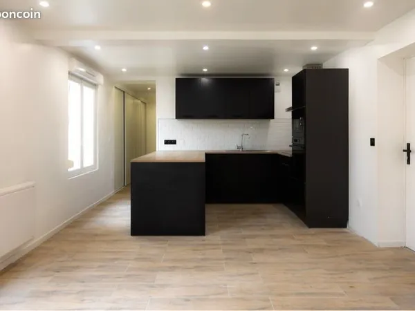 COUP DE CŒUR - T4 RÉNOVÉ À NEUF - 80 m² - 3 CHAMBRES + 2 SDB - BALCON + PARKING