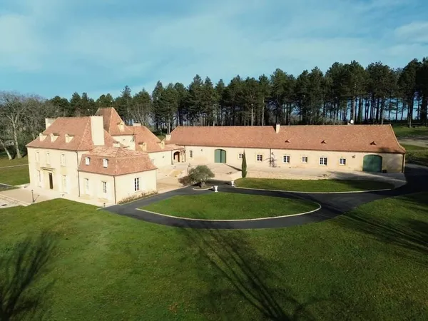 Manoir renové avec lac et pâturages