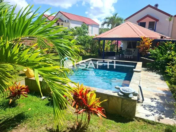 Grand espace de vie extérieur avec carbet, terrasse & piscine - Maison familiale à Dizac au Diamant