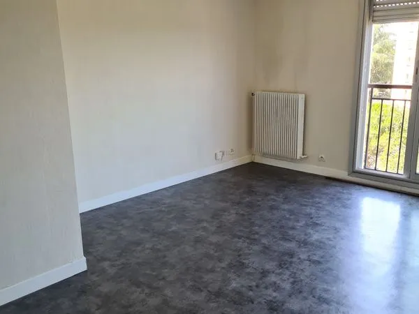 Apt t2 de 50m2 env avec douche et wc separé
