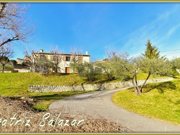 A Digne-les-Bains, grande maison familiale de 215 m², 9 pièces, double garage, abri camping-car, cav