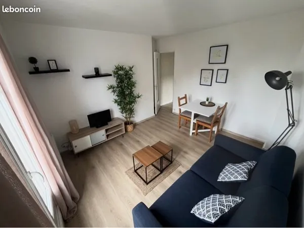 Studio meublé 30 m² exposition Est - 2ème étage + balcon + parking - secteur Quai Georges V