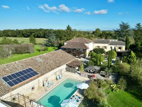 Grande ferme rénovée avec 3 gîtes et piscine sur 3,8 hectares de nature