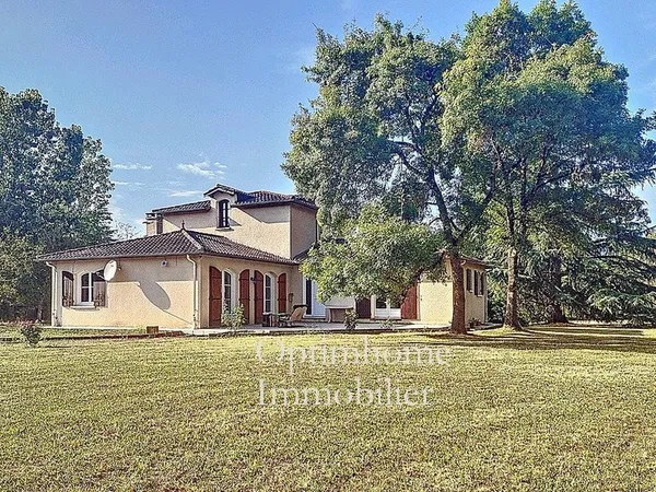 Maison familiale de 189 m² avec parc arboré et accès direct au Lot