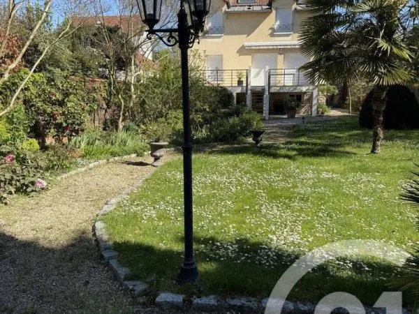 Maison 8 pièces 218 m²
