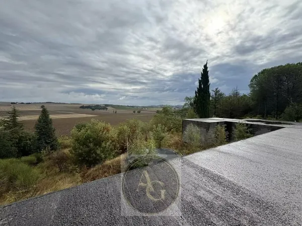 Terrain constructible avec fondations