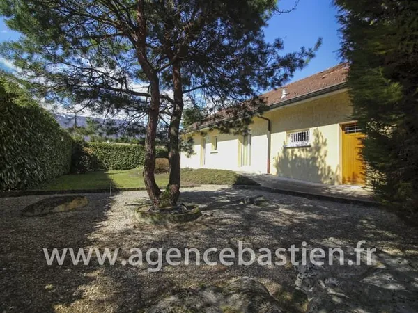 ST GENIS POUILLY - Villa 5 pièces - Centre ville - 152 m2