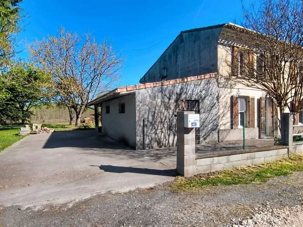 Ambès - Maison à fort potentiel avec jardin / 5 pièces