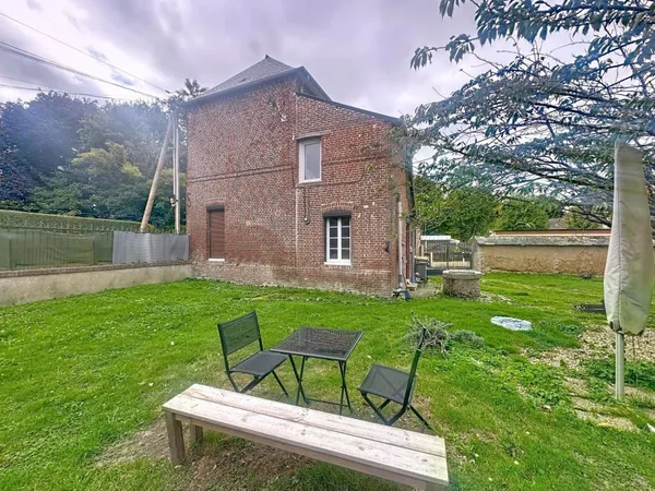 Maison de ville en brique 3 chambres ,entierement renovée dans un secteur tres recherché .