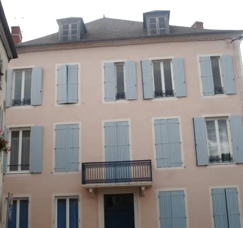 GANNAT, appartement F3 au 1er étage
