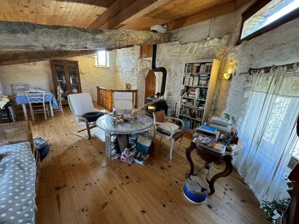 Maison de village en pierres avec jardin et terres