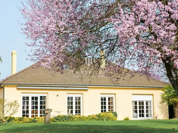 Maison familiale avec dépendances et grand terrain