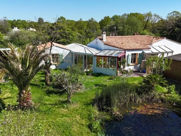 Maison située en campagne.