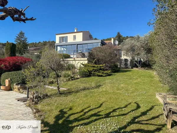 Villa de deux suites avec deux studios, piscine, terrain constru
