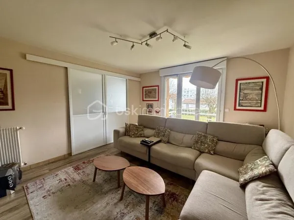 Appartement lumineux situé dans un environnement calme et verdoyant, à deux pas des commerces et com