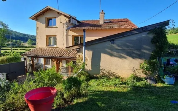 A découvrir à 10min de Cluny , à 30min de Mâcon cette charmante maison familiale vous séduira par ce