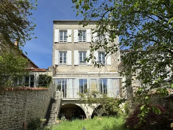 Impressionnante maison de ville de 5 chambres avec véranda, cave voûtée et jardin
