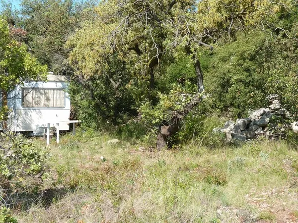 Poussan terrain de loisir de 605 m² en pleine garrigue avec vue mer.