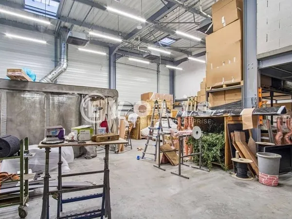 Local d'activité 932 m²