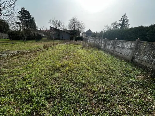 Terrain constructible de 565 m² (non viabilisé) - Entièrement clôturé