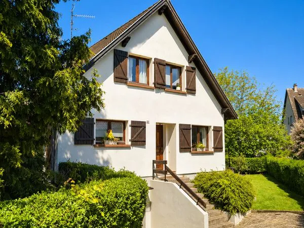 Maison 6 pièces jardin arboré 9.8 ares
