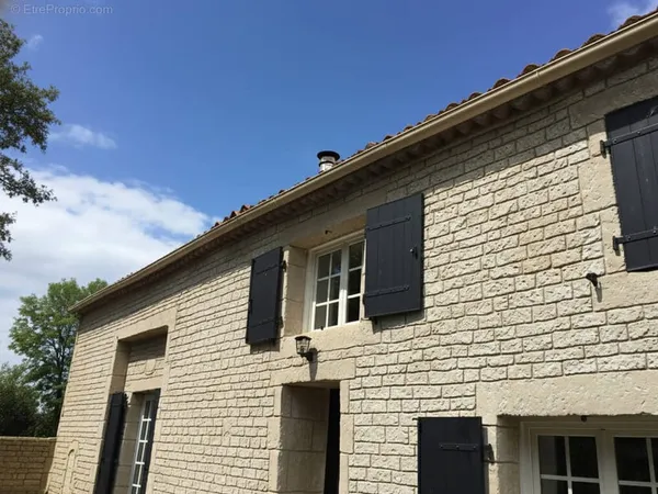 Coup de coeur assuré pour cette magnifique longère rénovée (Saint Martin des Noyers, 85140)