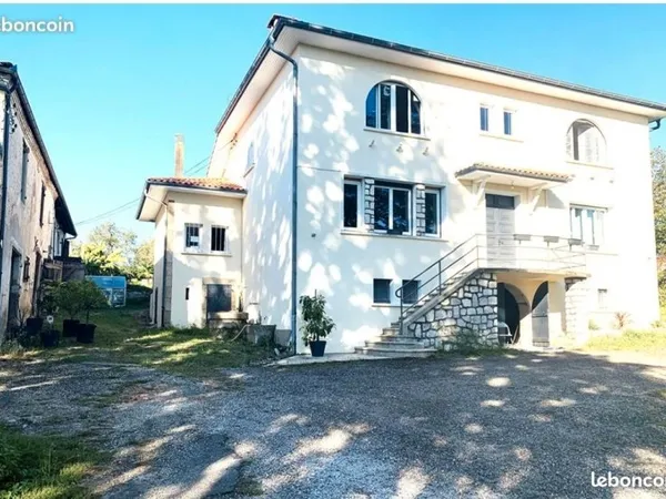 Maison 6 chambres grand terrain. Pas de vis à vis