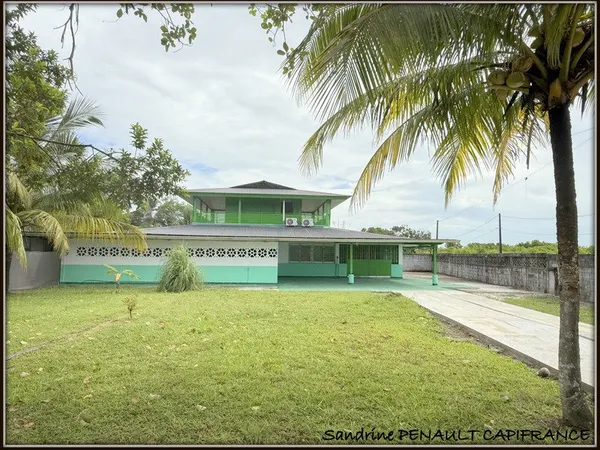 A VENDRE A KOUROU (GUYANE FRANCAISE) UNE CHARMANTE PROPRIETE DE 486 m² - DEUX APPARTEMENTS T3 - UN S