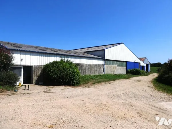 Bien agricole et foncier Vente Le Saint   335600€