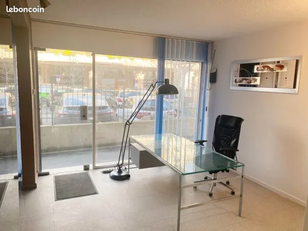 25 m² - Local commercial / bureau meublé - RDC avec vitrine - Centre Aix-en-Provence
