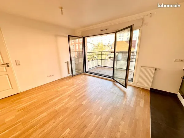 Beau 2 pièces très bon état avec grand balcon