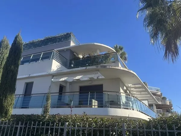 APPARTEMENT 2 PIECES EN RDJ - RESIDENCE RECENTE - BIJOU PLAGE ANTIBES