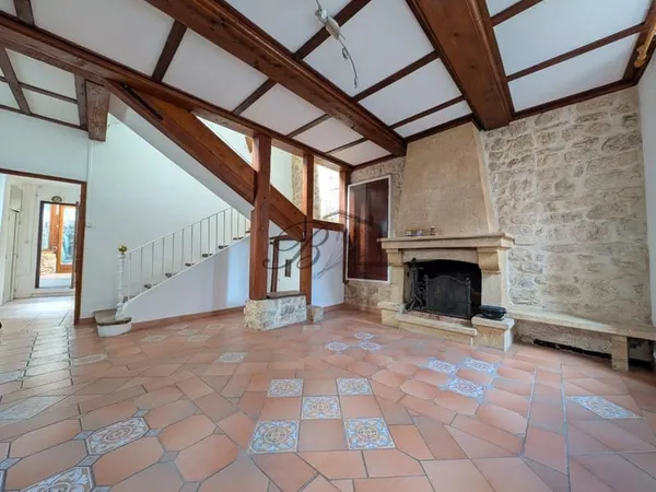 Maison à La Bastide-des-Jourdans avec exterrieur et grange (constructible)
