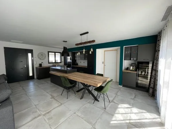 Villa moderne de plain-pied avec piscine à Montagnac