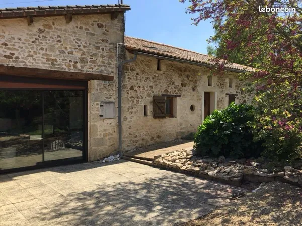 Maison charmante au calme en pierres apparentes avec jardin arboré et double garage et dépendance
