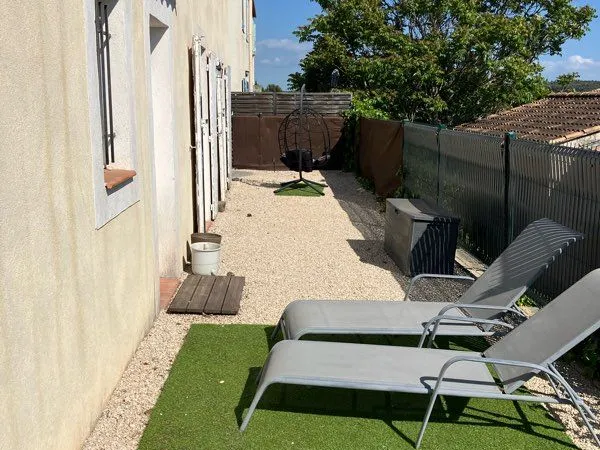 Dans la résidence privée, villa avec garage et jardin clos
