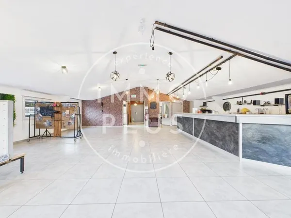 Vente - Local commercial - 150 m² - 235 000 € - MEYTHET