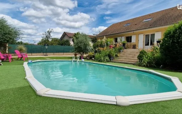 Maison récente au bord de la voie verte