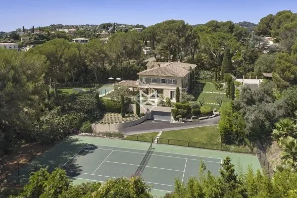 Propriété d'exception avec vue mer et tennis privé