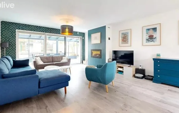 Maison familiale avec terrasses et piscine chauffée
