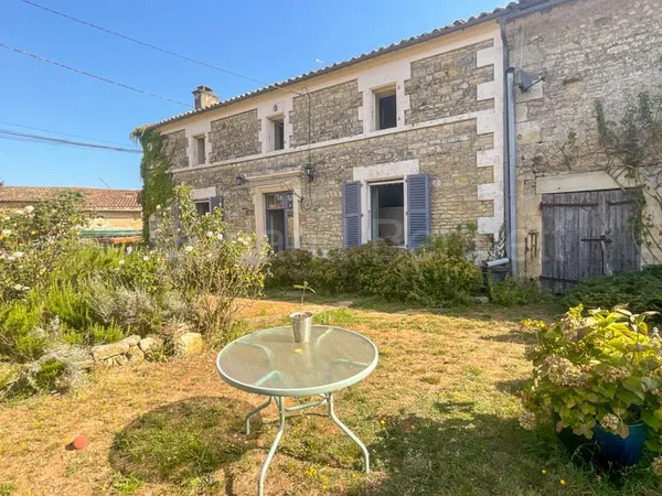 Grande maison en pierres avec dépendances