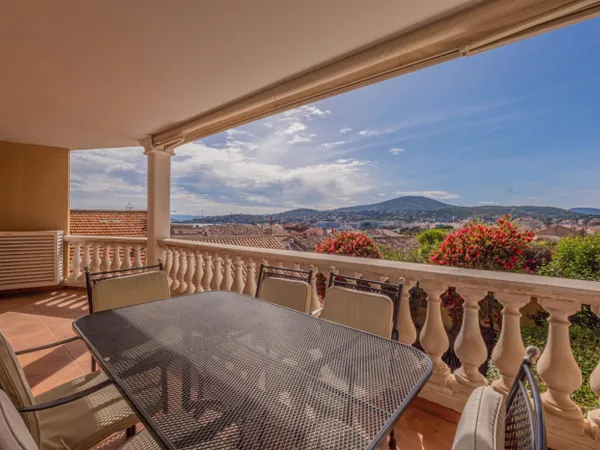 SAINTE MAXIME - BEL APPARTEMENT CENTRE VILLE AVEC VUE MER