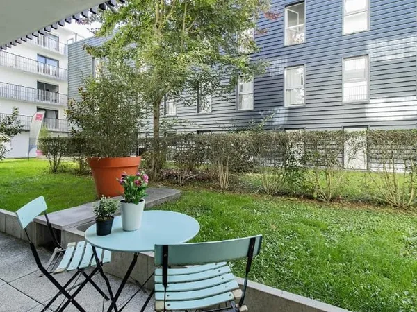 Confort étudiant : studio meublé en rez de jardin avec place de parking