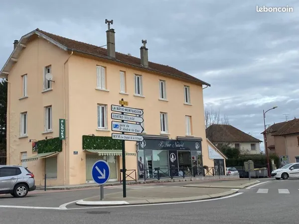 Local commercial 48 m², emplacement premium à Saint-André-le-Gaz