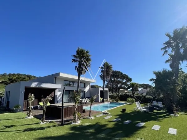 UNIQUE EN SON GENRE / VILLA CONTEMPORAINE PROCHE DU VILLAGE