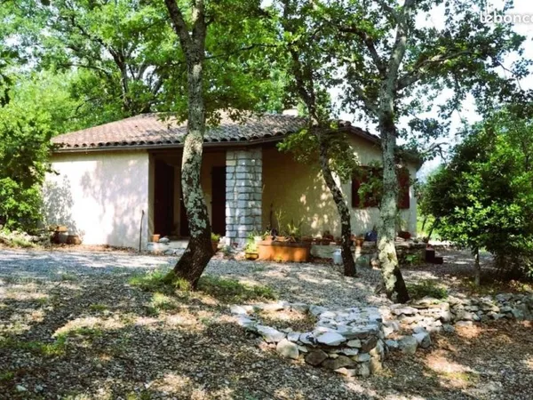 Maison 110 m² avec terrain arboré 1300 m² - 2 chambres + bureau - proche Ruoms