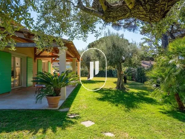 Villa provençale avec potentiel d'agrandissement et jardin piscinable en vente à Saint-Tropez